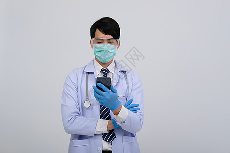 身戴智能电话和口罩的医生医生执业医师保健医院乐器白色面具卫生测量医疗工作医疗保险图片