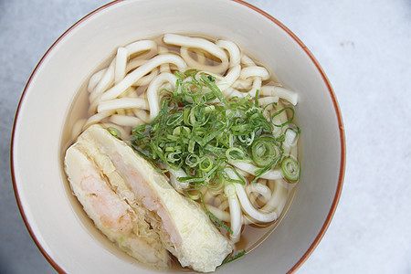 乌东面和虾午餐食物香料烹饪洋葱芝麻筷子面条文化木头图片