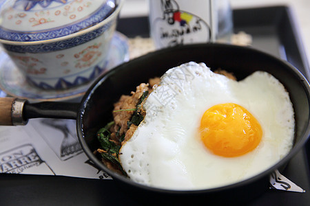 烤猪肉和鱼肉 吃米饭 炒鸡蛋蔬菜红色午餐盘子烹饪美食搅拌食物油炸味道图片