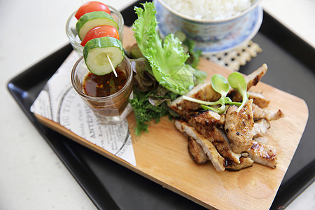 泰国菜 加辣酱的猪肉脖子香菜盘子食物餐厅午餐白色牛扒绿色烧烤图片