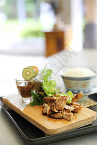 泰国菜 加辣酱的猪肉炙烤香菜牛扒餐厅脖子午餐绿色美食烧烤盘子图片