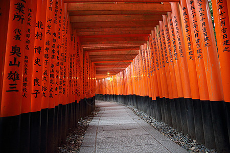 日本京都Inari神社圣堂红Tori门神道旅游橙子旅行红色地标神社建筑学寺庙人行道图片