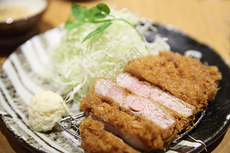 深炸猪肉松 日本的日本鱼松油炸桌子厨房烹饪蔬菜食品美食餐厅午餐盘子图片
