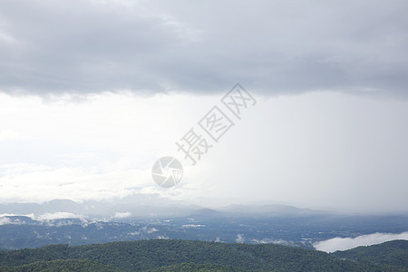 山林和雨雾环境热带远足爬坡道天空草地曲线旅行树木阳光图片