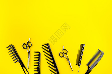 黄色表格文字自上而下的文字空间上的梳子 理发刷 剪刀理发机沙龙配件工具团体造型师小样理发店刷子女性头发图片