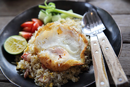 炒猪肉培根大米 用木本蛋和poached蛋食物文化盘子油炸美食午餐绿色饮食烹饪木头图片