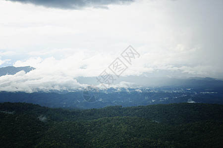 山林和雨雾环境远足日出旅行草地文化蓝色曲线草原顶峰图片