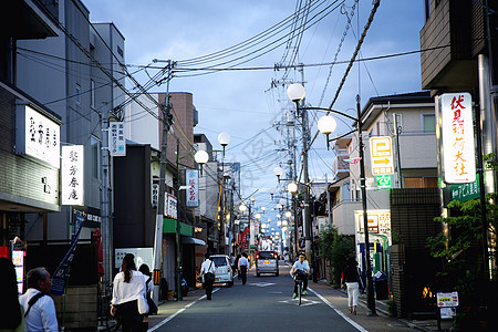 2016年6月1日 日本京都 晚上的京都街道房子寺庙地标旅行旅游游客街道蓝色人群出租车图片