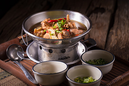 鸡肉汤和锅里的香药汤装饰品食物草本植物午餐萝卜蒸汽格子餐厅蔬菜胡椒图片