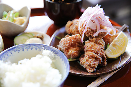 配有大米和日本菜汤的卡拉加茶饭油炸工作室柠檬美食食物小吃午餐烹饪盘子生活图片