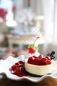 甜点  芝士蛋糕和樱桃酱盘子糕点奶油白色食物红色美食奶油状蛋糕浆果图片