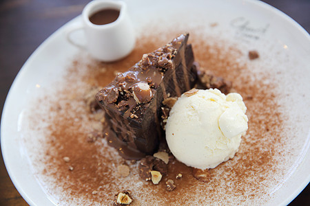 黑巧克力蛋糕和香草冰淇淋食物白色甜点盘子可可咖啡杯图片