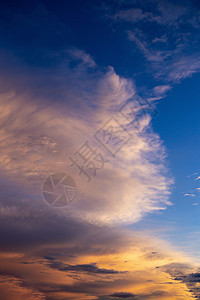 日落时有云朵的多彩天空场景天堂太阳黄色美丽红色白色蓝色橙子阳光图片