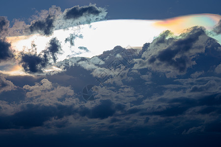 云彩 分解现象 产生非常生动的山峰蓝色风景衍射美丽阳光彩虹季节晴天太阳虹膜图片