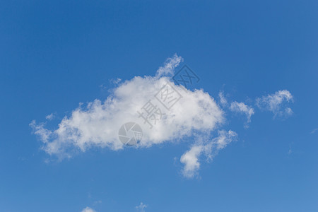 蓝色天空中的白毛云地平线云景多云白色天气气氛飞行时间天堂背景图片