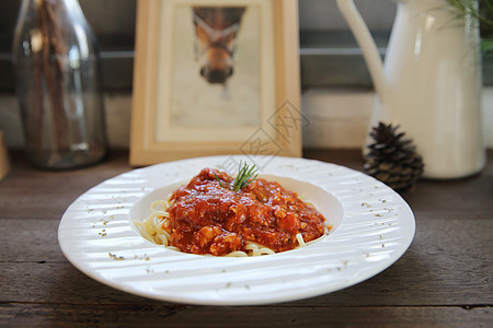 木本背景上的blognese午餐餐厅草本植物牛肉食物营养叶子面条香菜美食图片