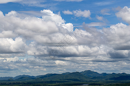 蓝天空和山地背景的白毛乌云天堂飞行白色天气天空云景时间蓝色气氛多云图片