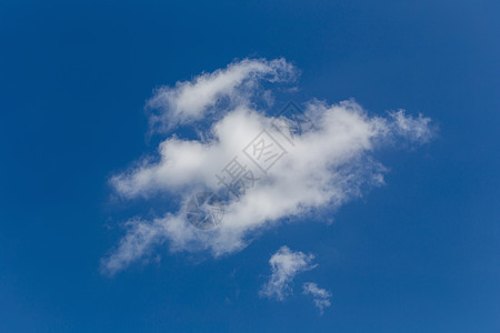 蓝色天空中的白毛云时间白色多云云景气氛天气天堂地平线飞行背景图片
