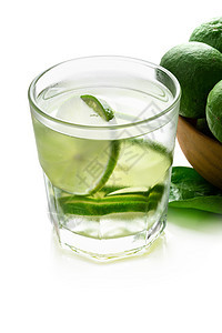 柠檬在白色背景上喝白石灰片热带食物水果玻璃液体果汁绿色茶点图片