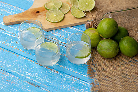 蓝木桌上的柠檬和利梅汁乡村绿色桌子果汁草本植物水果薄荷热带蓝色图片