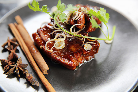 烤猪肉和中国草药棕色熏肉餐厅烹饪盘子午餐炙烤红色美食腹部图片