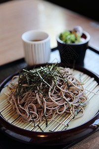 日式意大利食品筷子蔬菜绿色烹饪食物午餐棕色面条洋葱餐厅图片