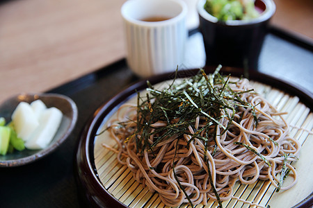 日式意大利食品棕色美食食物蔬菜面条洋葱绿色筷子午餐餐厅图片