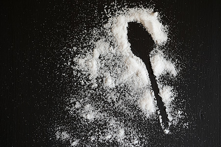 背木木背景上的盐粉草本植物勺子丁香粉末厨房烹饪桌子黑色辣椒白色图片