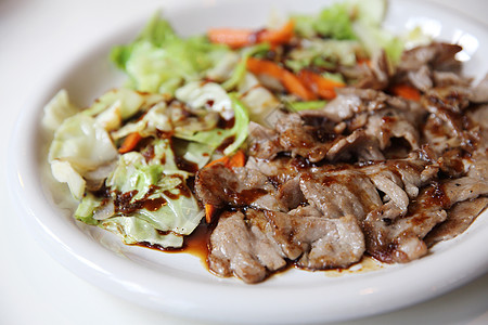 炸鸡块盖饭近距离闭合的日本菜溪流牛肉美食大学餐厅食谱烧烤蔬菜筷子洋葱背景