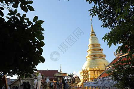 泰国南奔的泰国宝塔入口寺庙金子宗教地标天空旅游游客建筑佛塔图片