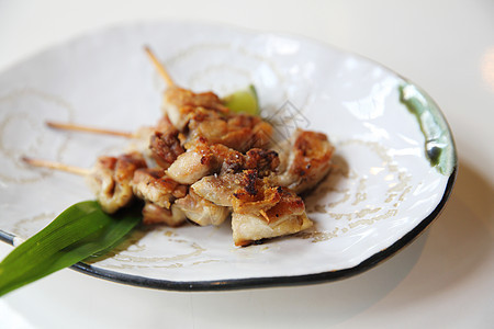 鸡尾薯和盐 日本食物文化烹饪菜肴烧烤午餐炙烤美食美味白色盘子图片