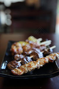猪肉和鸡肉盘子文化烹饪啤酒木头餐厅竹子美食午餐烧烤图片