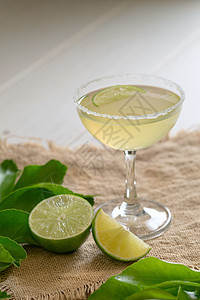 玻璃杯伏特加和挤压柠檬轻轻的 和盐在e上酒吧补品绿色玻璃白色饮料苏打立方体水果图片