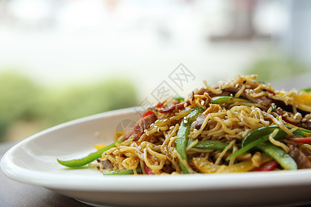 中国菜炒面和火腿食物白色盘子炒面午餐牛肉美食油炸蔬菜图片