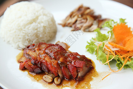 中国菜 烧猪肉和大米烧烤用餐美食红色黄瓜餐厅盘子午餐食物图片