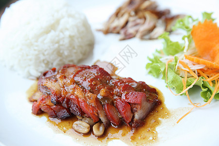 中国菜 烧猪肉和大米美食午餐烧烤红色餐厅盘子食物用餐黄瓜图片