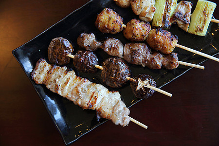 猪肉和鸡肉午餐餐厅白色木头文化烧烤烹饪竹子啤酒食物图片