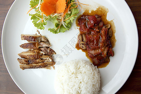 中国菜 烧猪肉和大米烧烤食物午餐餐厅红色盘子用餐黄瓜美食图片