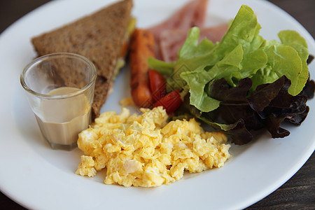 用火腿 煎蛋和面包早餐黄油营养餐厅咖啡橙子带子盘子晴天杯子午餐图片