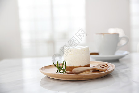 木柴上奶酪蛋糕盘子餐厅奶油木头水果圆圈美食食物蛋糕甜点图片