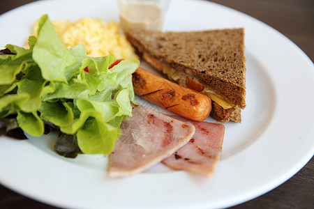 用火腿 煎蛋和面包早餐餐厅带子午餐咖啡黄油晴天果汁熏肉食物盘子图片