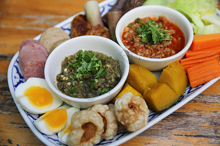 传统泰国北部食物 泰式辣椒酱 泰式香肠烹饪午餐用餐油炸炙烤溪流辣椒蔬菜餐厅市场图片