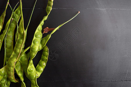 扭曲的簇豆豆或苦豆在 bl臭豆市场白色绿色团体水平食物蔬菜热带种子图片