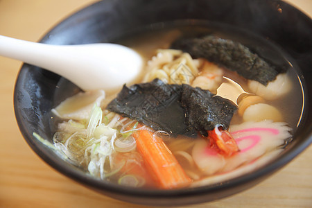 拉面海鲜 日食红色绿色美食餐厅午餐面条盘子辣椒白色食物图片