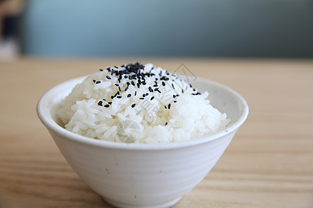 以木柴为背景的稻米棕色营养粮食食物午餐美食饮食香米烹饪谷物图片