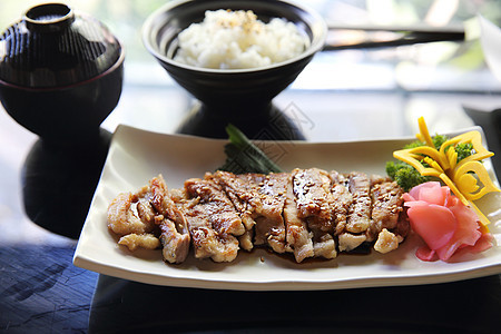 配有大米和日本菜汤的意大利鸡棕色沙爹白色盘子午餐美食木头炙烤蔬菜食物图片