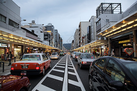 2016年6月4日 人们在市中心街上走着画廊旅游建筑学衣服地标公司交通商业街道旅行图片