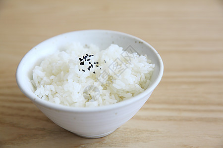 以木柴为背景的稻米粮食谷物美食文化棕色香米烹饪食物营养午餐图片