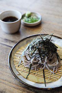 以木头背景 日本食物为食文化煮沸美食竹子筷子面条烹饪午餐盘子餐厅图片