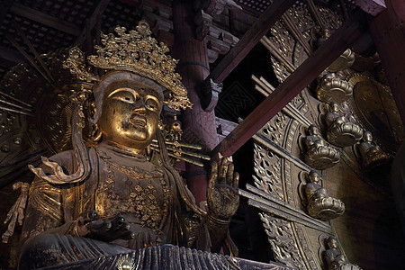 和果子博松一起在东代吉大佛堂的神殿中神道佛教徒神社遗产吸引力宗教建筑木头大厅雕像图片